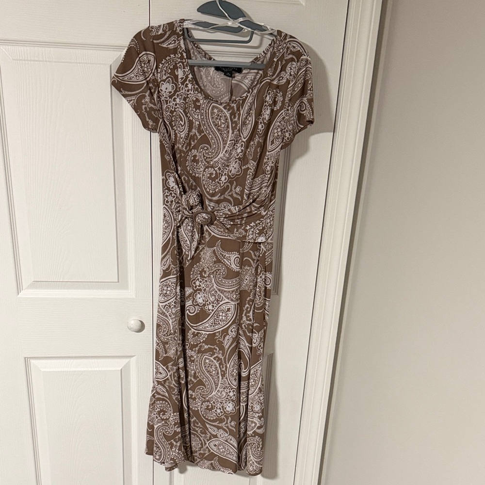Womens Size M Perceptions New York Dress Taupe and White Paisley $80 Retail